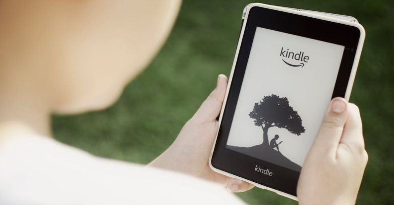 Kindle Oasis - Boy holding a kindle